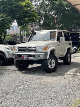 TOYOTA LAND CRUISER 70