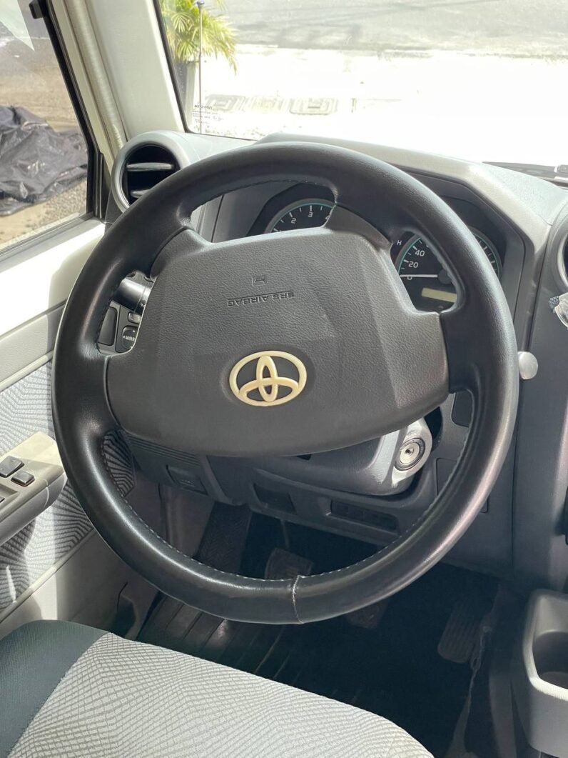 
								TOYOTA LAND CRUISER 70 full									