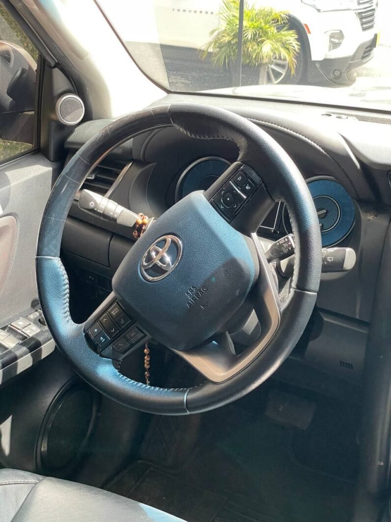 
								TOYOTA FORTUNER SR5 AT DIESEL 4X2 full									