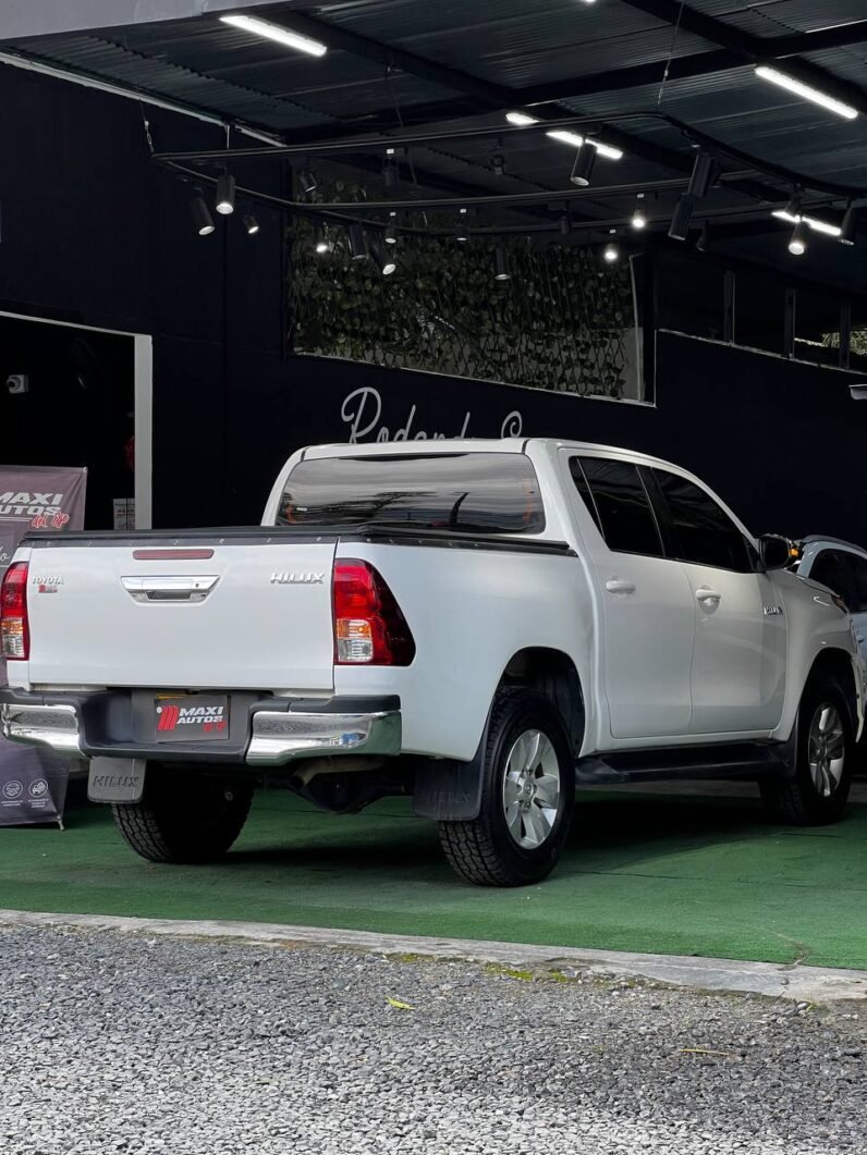 
								TOYOTA HILUX 2.4 MT 4X4 DIESEL full									