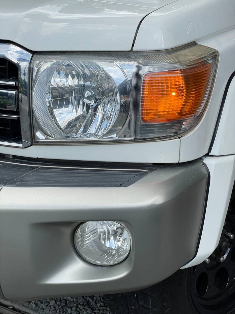 
								TOYOTA LAND CRUISER 70 MT 4.0 GASOL 7ptos full									