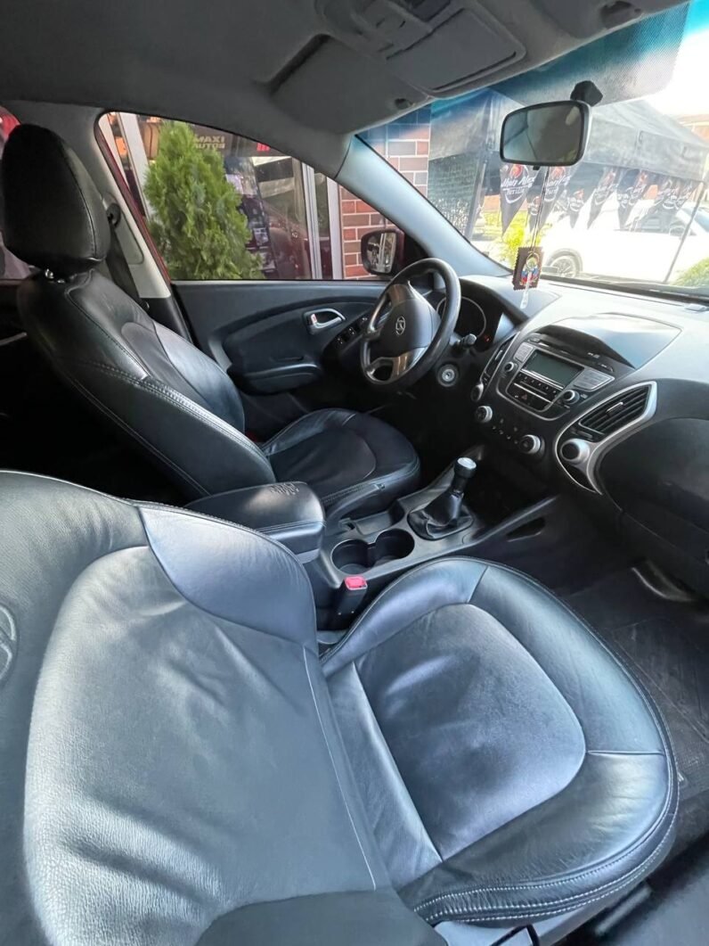 
								HYUNDAI TUCSON IX35 GL MT 2.0 4X4 GASOLINA full									