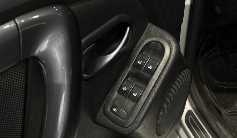 
								RENAULT DUSTER DYNAMIQUE 2.O MT 4X2 full									