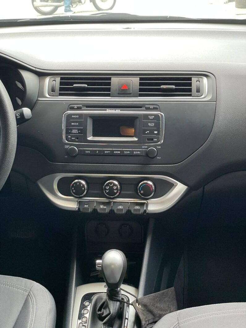 
								KIA RIO UB EX SD 1.4 AT full									