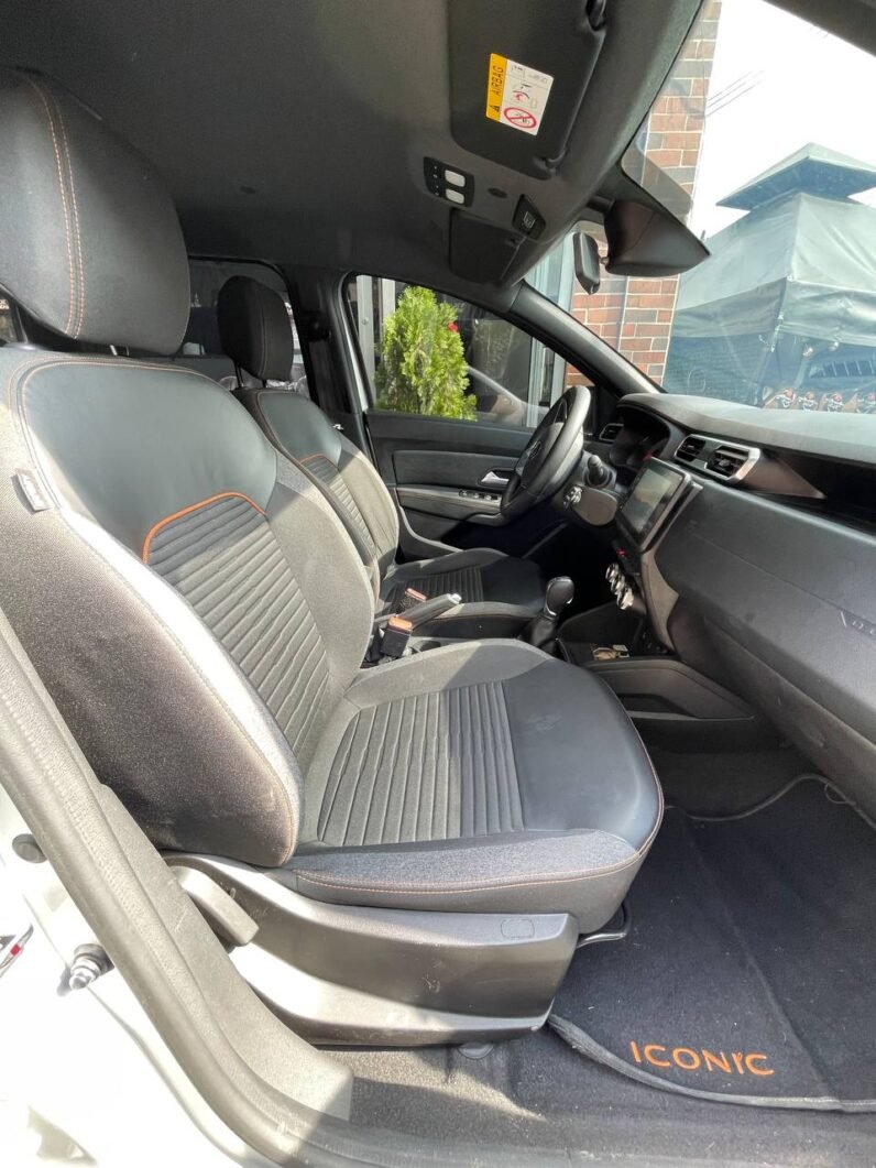 
								RENAULT DUSTER AT CVT ICONIC 1.3T 4×2 full									