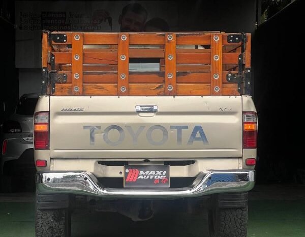 
								TOYOTA  HILUX 2.4 MT 4X4 GASOLINA full									