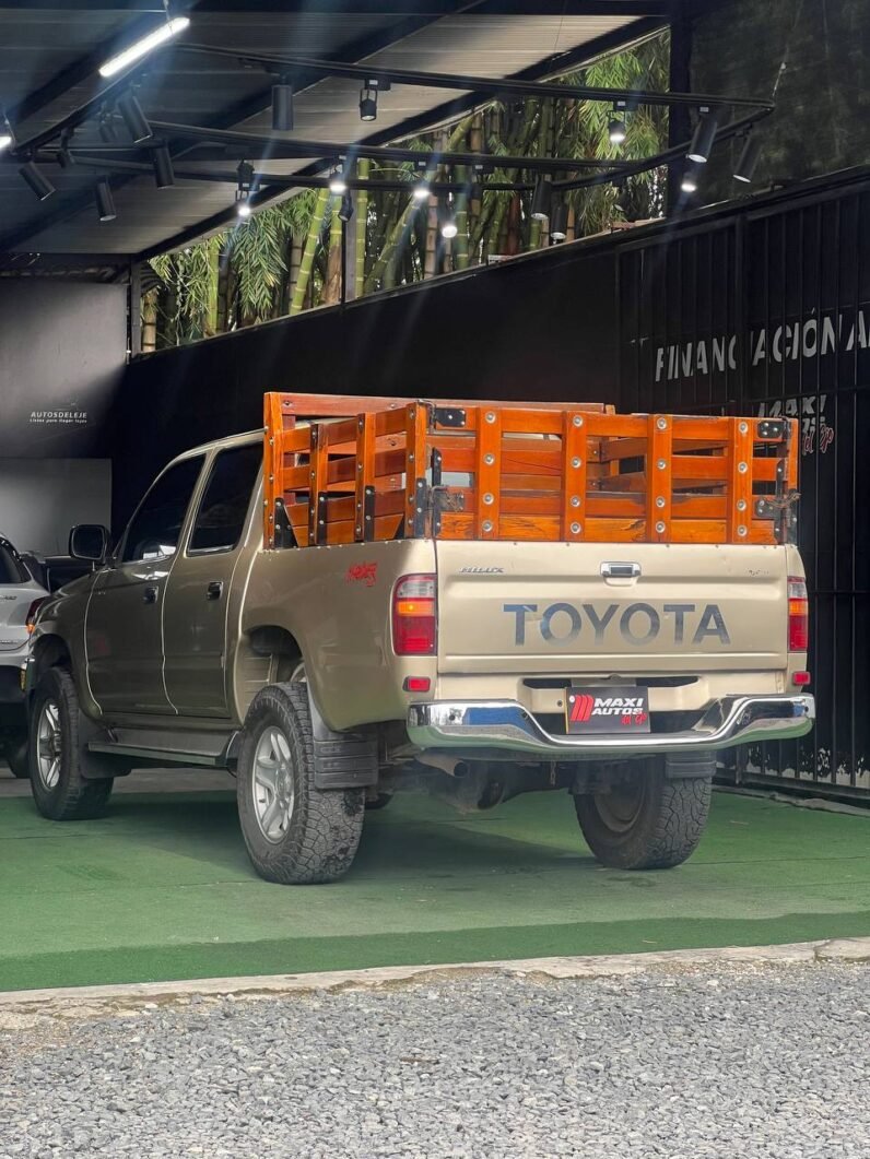 
								TOYOTA  HILUX 2.4 MT 4X4 GASOLINA full									