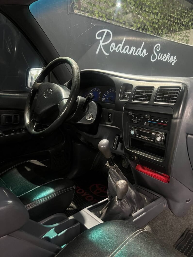 
								TOYOTA  HILUX 2.4 MT 4X4 GASOLINA full									