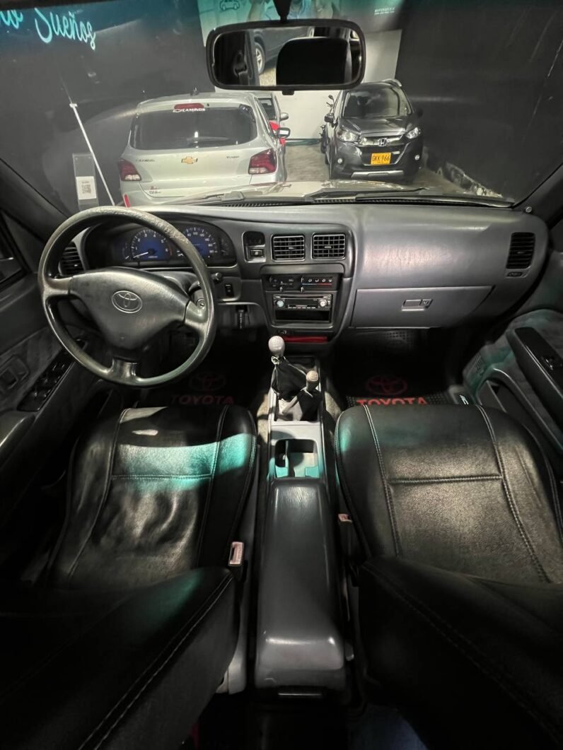 
								TOYOTA  HILUX 2.4 MT 4X4 GASOLINA full									