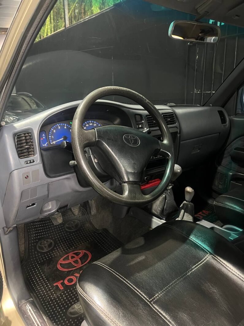 
								TOYOTA  HILUX 2.4 MT 4X4 GASOLINA full									