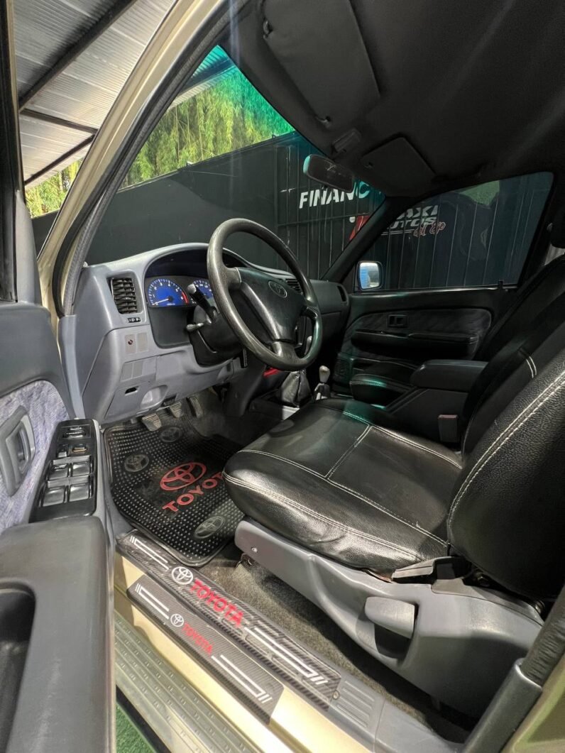 
								TOYOTA  HILUX 2.4 MT 4X4 GASOLINA full									