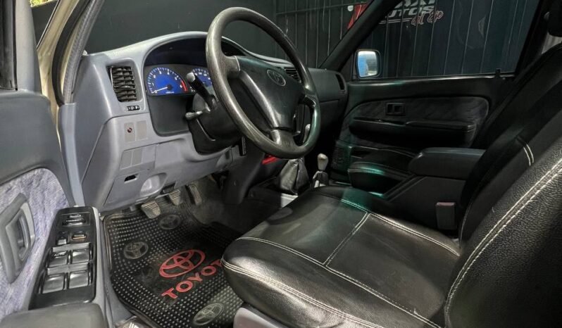 
								TOYOTA  HILUX 2.4 MT 4X4 GASOLINA full									
