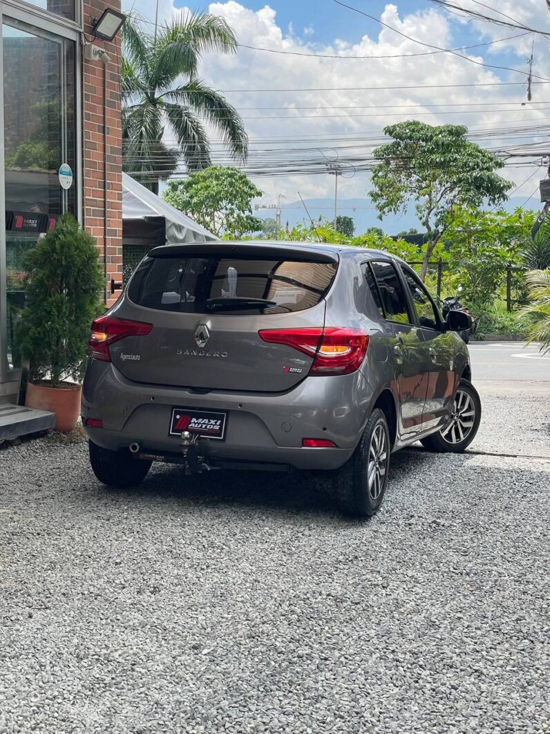 
								RENAULT SANDERO ZEN 1.6 MT full									