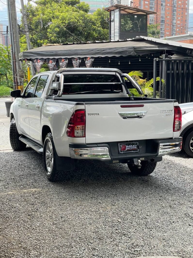 
								TOYOTA HILUX 2.8 DIESEL AT 4X4 full									