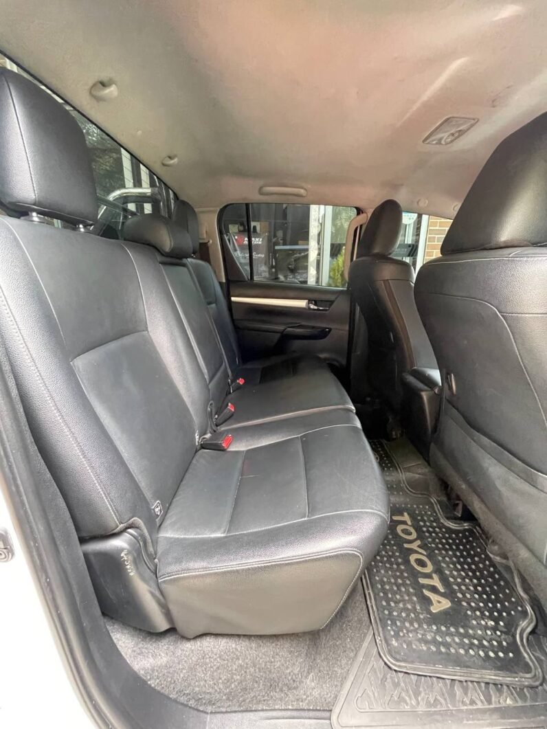 
								TOYOTA HILUX 2.8 DIESEL AT 4X4 full									