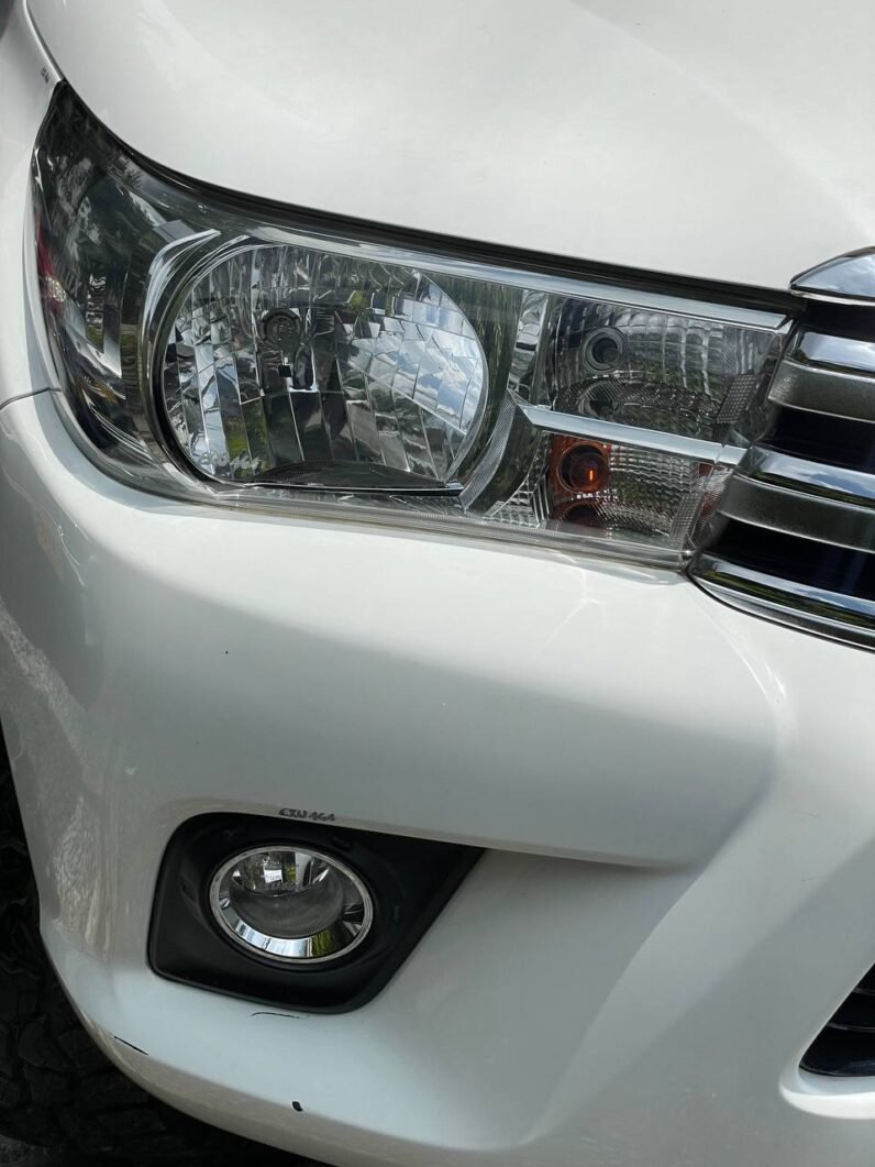 
								TOYOTA HILUX 2.8 DIESEL AT 4X4 full									