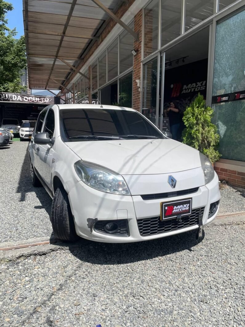 
								RENAULT SANDERO AUTENTHI full									