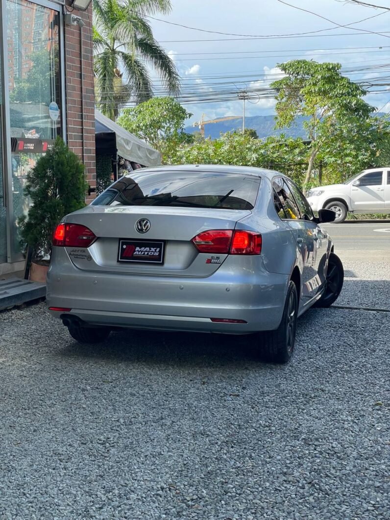 
								VOLKSWAGEN NEW JETTA CONFORTLINE 2.5L AT full									