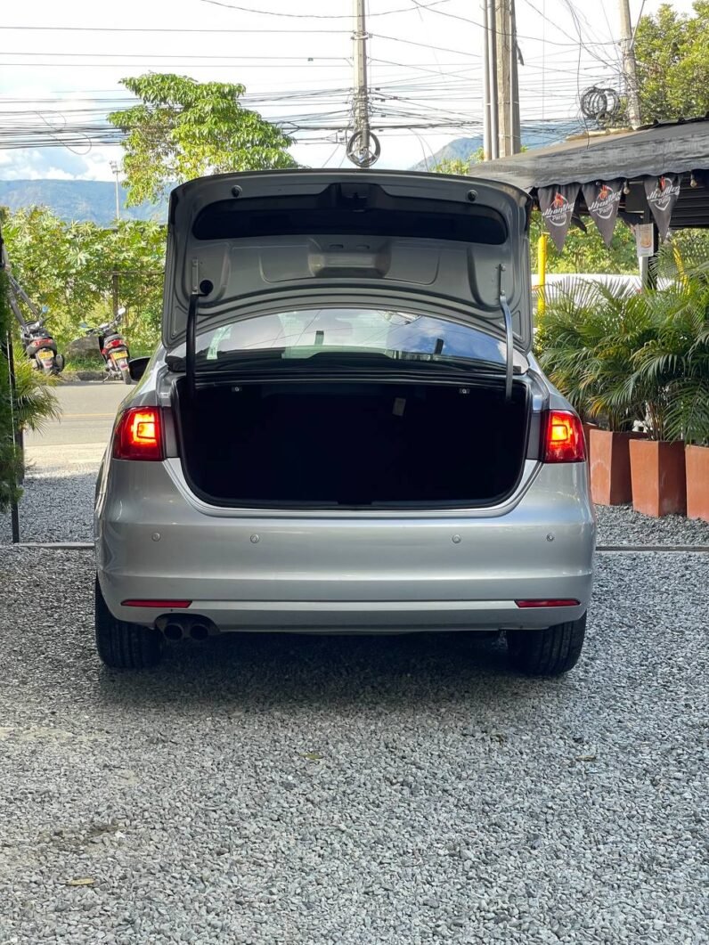 
								VOLKSWAGEN NEW JETTA CONFORTLINE 2.5L AT full									