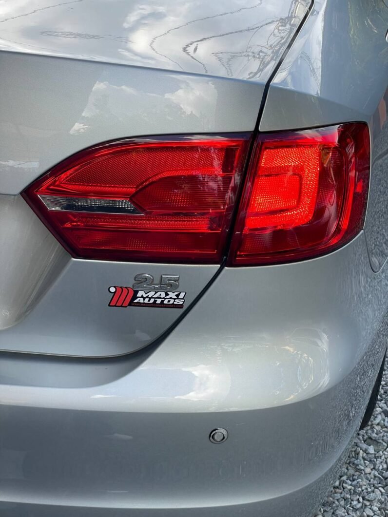 
								VOLKSWAGEN NEW JETTA CONFORTLINE 2.5L AT full									