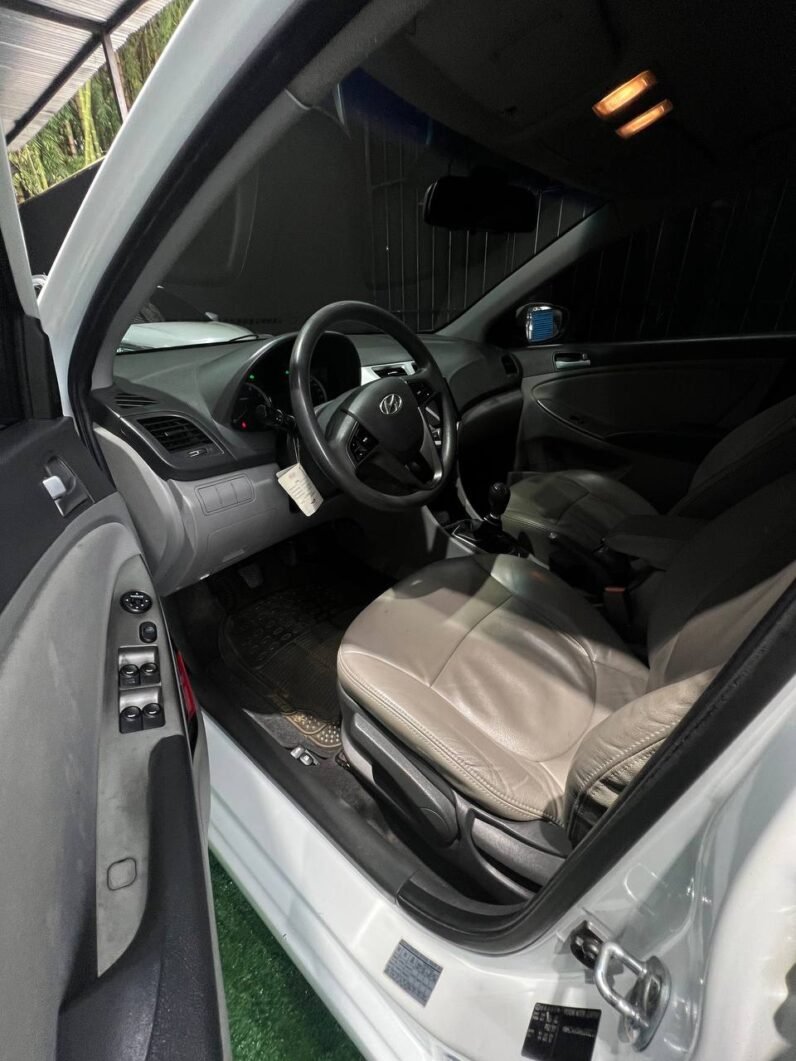 
								HYUNDAI ACCENT PREMIUM 1.6 MT SD full									