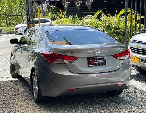 
								HYUNDAI ELANTRA GLS 1.8 SD MT full									