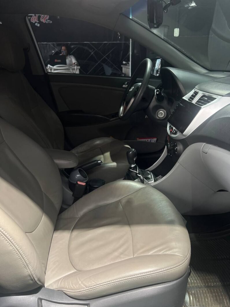 
								HYUNDAI ACCENT PREMIUM 1.6 MT SD full									