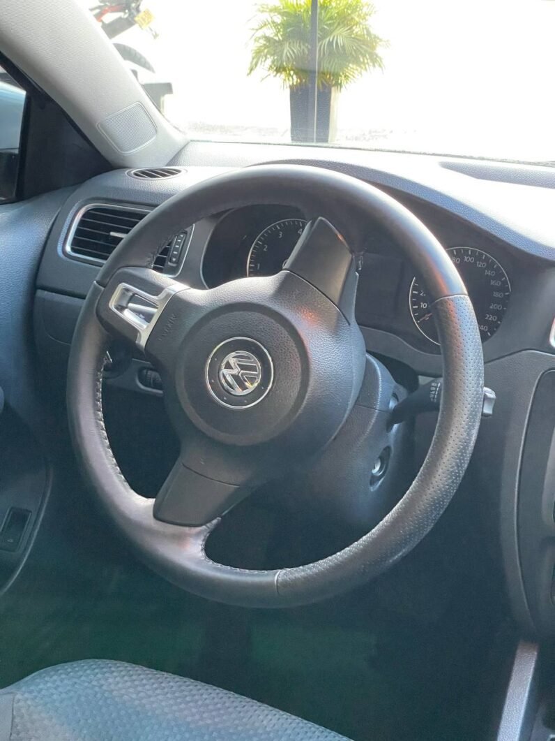 
								VOLKSWAGEN NEW JETTA CONFORTLINE 2.5L AT full									