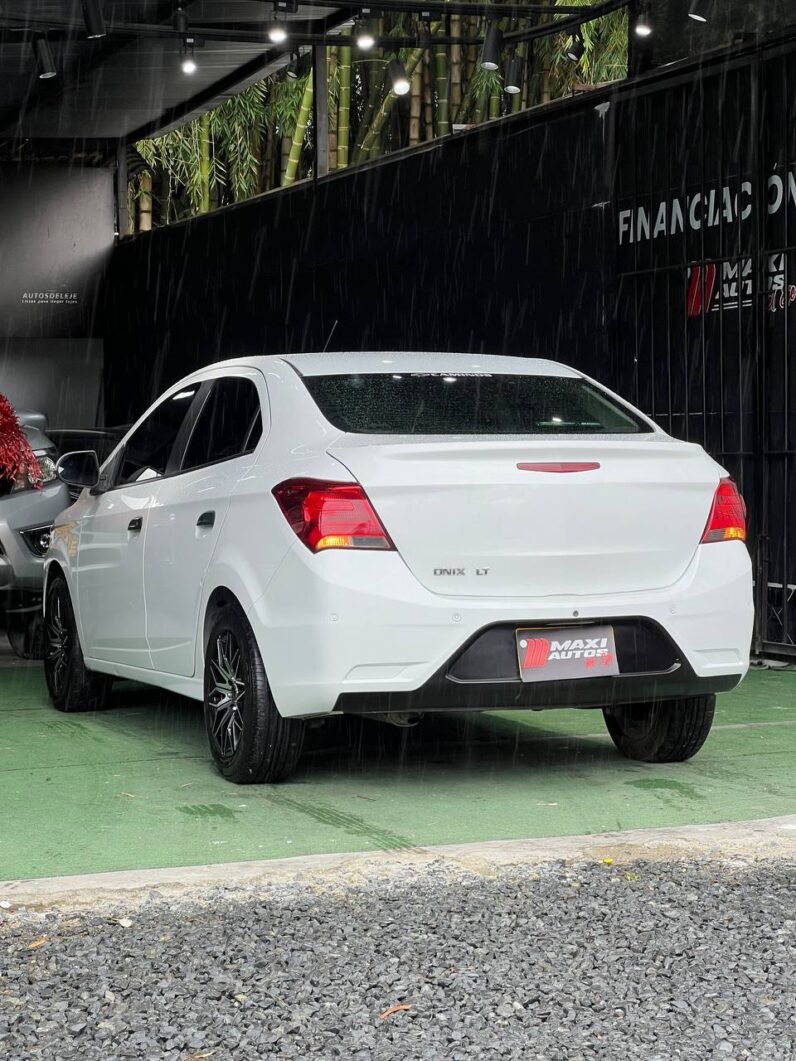 
								CHEVROLET ONIX LT 1.4 MT full									