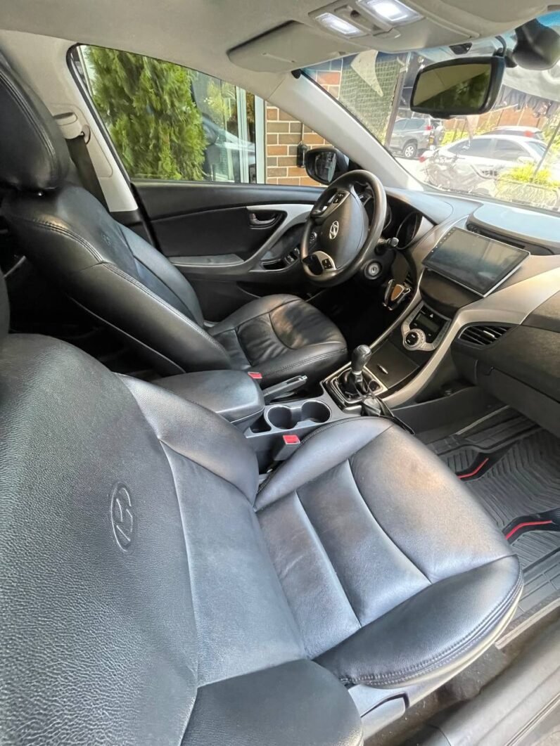 
								HYUNDAI ELANTRA GLS 1.8 SD MT full									