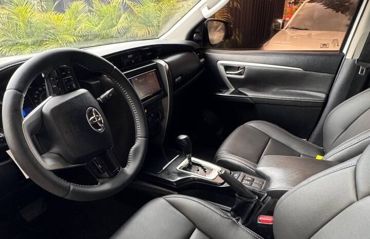 
								TOYOTA FORTUNER SR 2.7 AT 4X2 GASOLINA full									