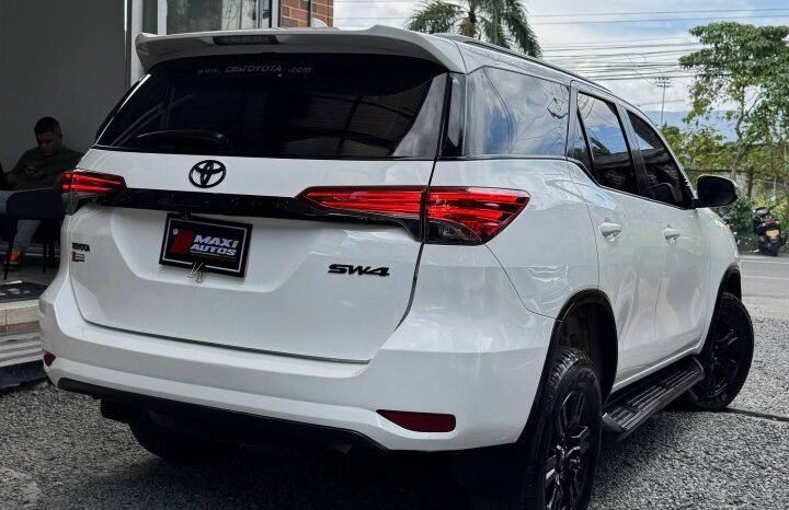 
								TOYOTA FORTUNER SR 2.7 AT 4X2 GASOLINA full									