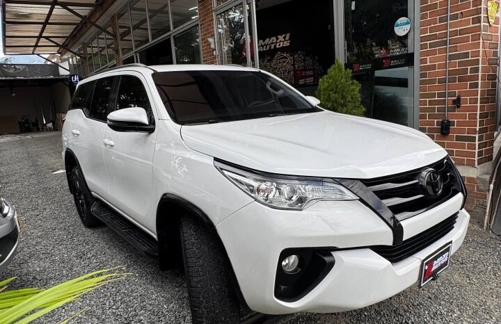 
								TOYOTA FORTUNER SR 2.7 AT 4X2 GASOLINA full									