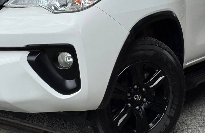 
								TOYOTA FORTUNER SR 2.7 AT 4X2 GASOLINA full									