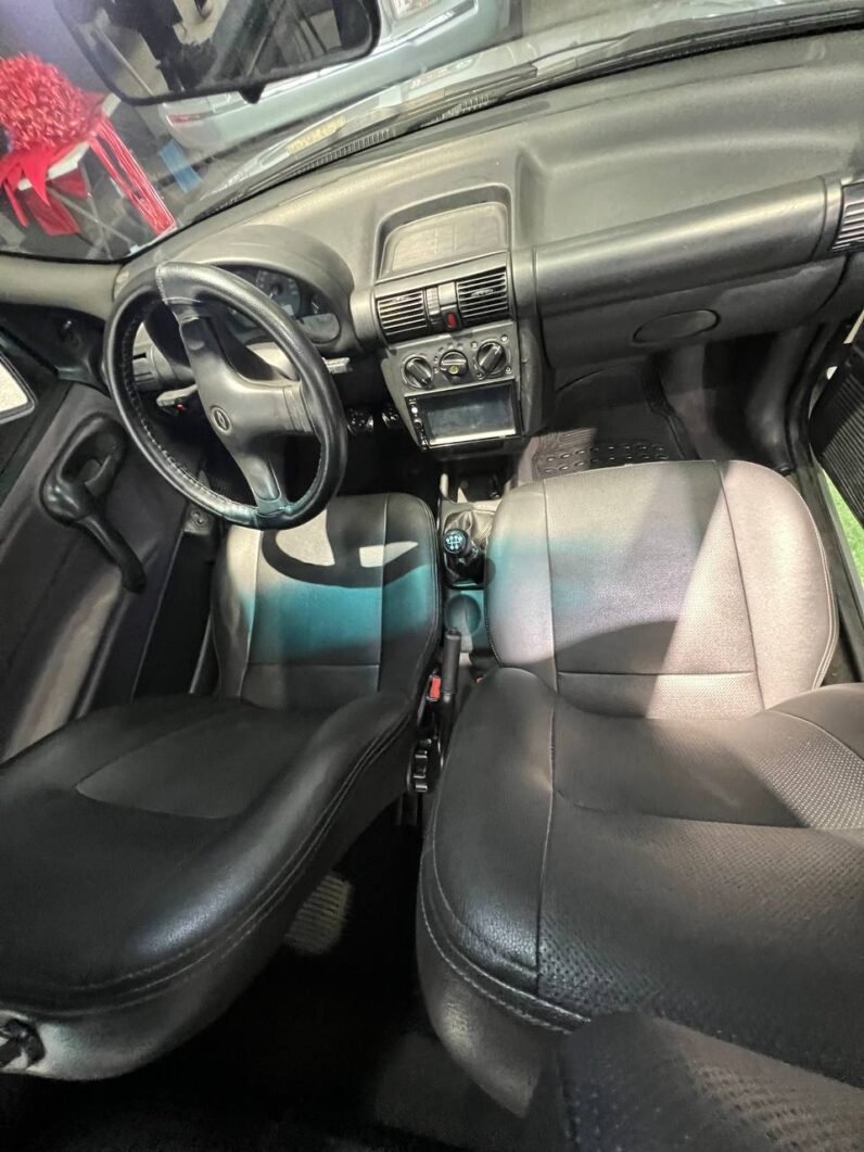 
								CHEVROLET CORSA ACTIVE 1.4 full									