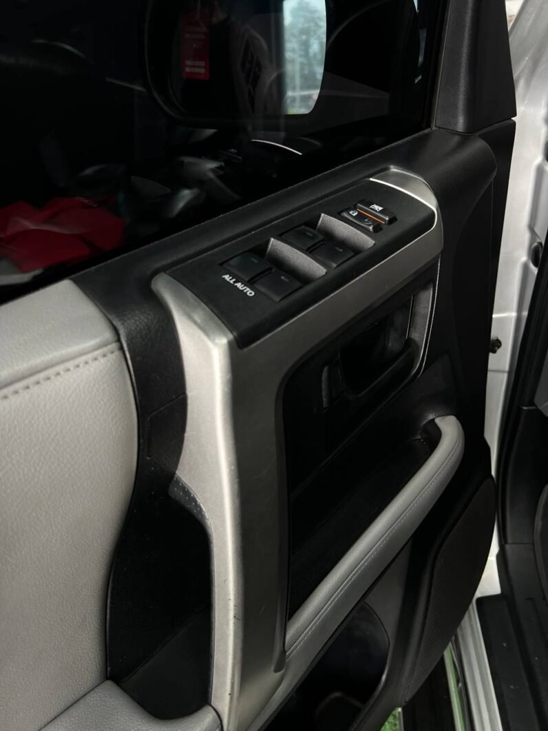 
								TOYOTA 4 RUNNER LIMITED 4*4 GASOLINA 4.0L AT full									