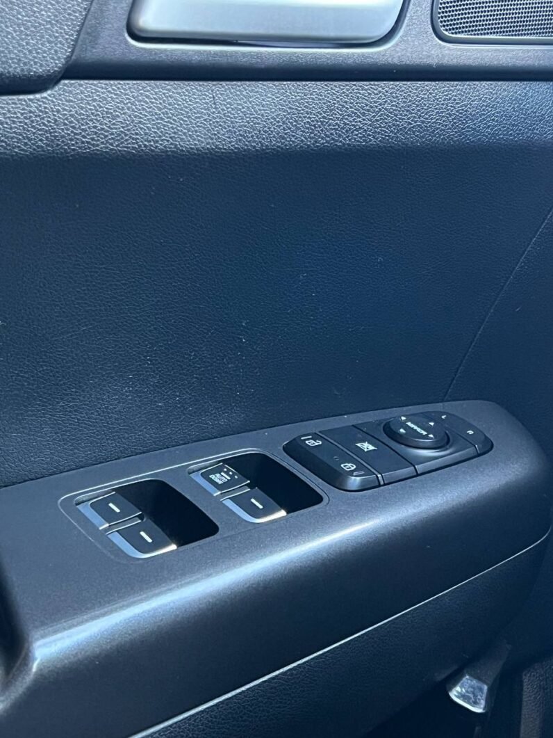 
								KIA SPORTAGE DESIRE 2.0 AT 4X2 full									