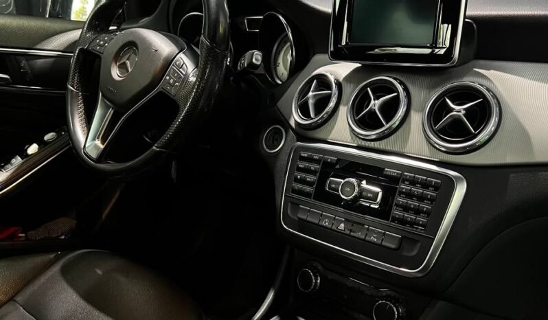 
								MERCEDES-BENZ GLA 200 1.6 T AT 4X2 full									