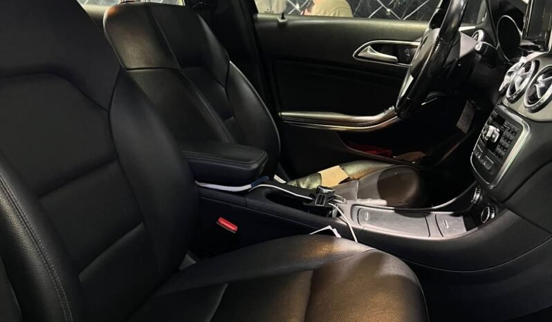 
								MERCEDES-BENZ GLA 200 1.6 T AT 4X2 full									