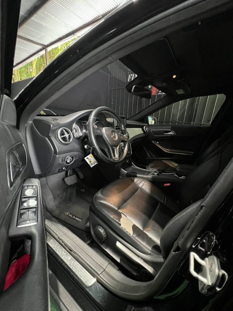 
								MERCEDES-BENZ GLA 200 1.6 T AT 4X2 full									