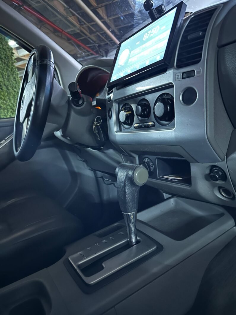 
								NISSAN NAVARA TURBO 4X4 2.5 AT full									