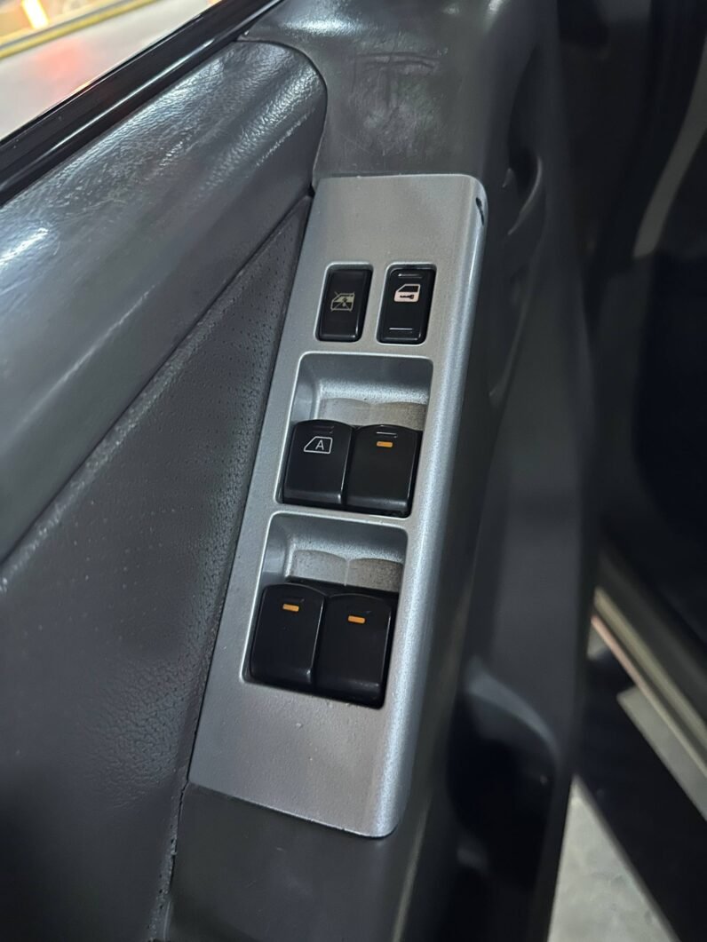 
								NISSAN NAVARA TURBO 4X4 2.5 AT full									