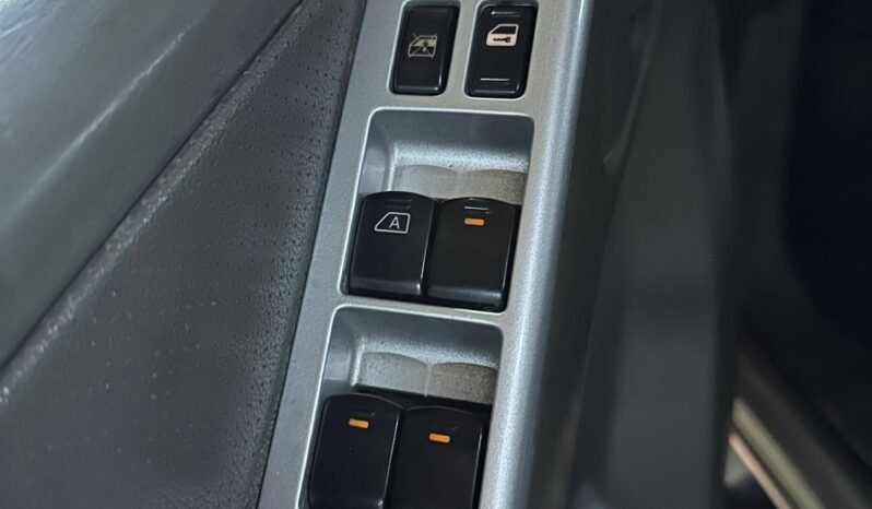 
								NISSAN NAVARA TURBO 4X4 2.5 AT full									