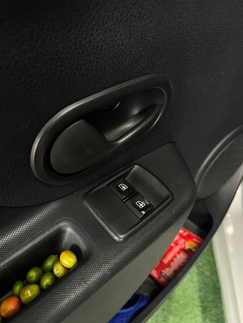 
								RENAULT SANDERO LIFE MT 1.6 HB full									