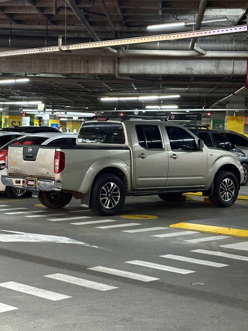 
								NISSAN NAVARA TURBO 4X4 2.5 AT full									