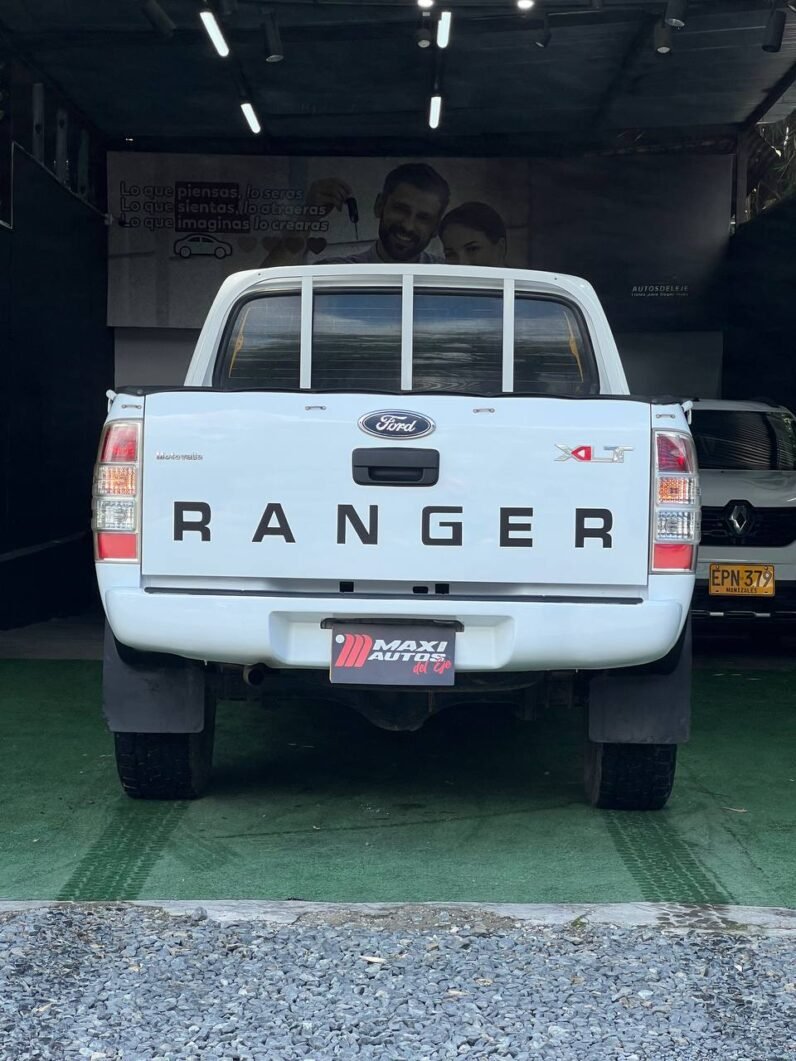 
								FORD RANGER XLT 2.6 GASOLINA MT 4X4 full									