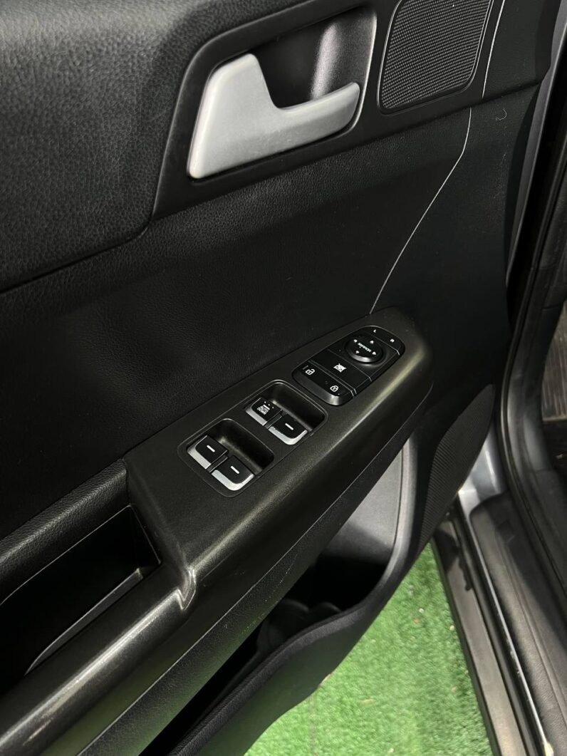 
								KIA SPORTAGE DESIRE 2.0 AT 4X2 full									