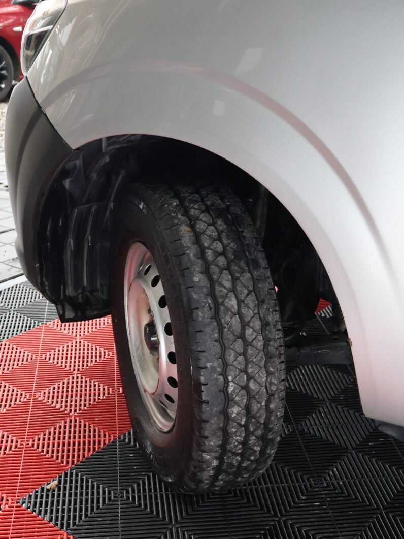 
								NISSAN NP300 FRONTIER-ESTACAS GASOLINA 4X2 MT full									