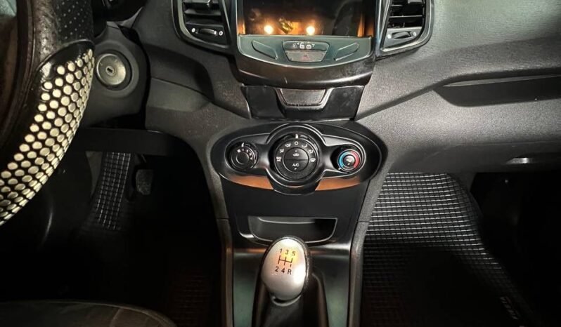 
								FORD FIESTA SE MT HB full									