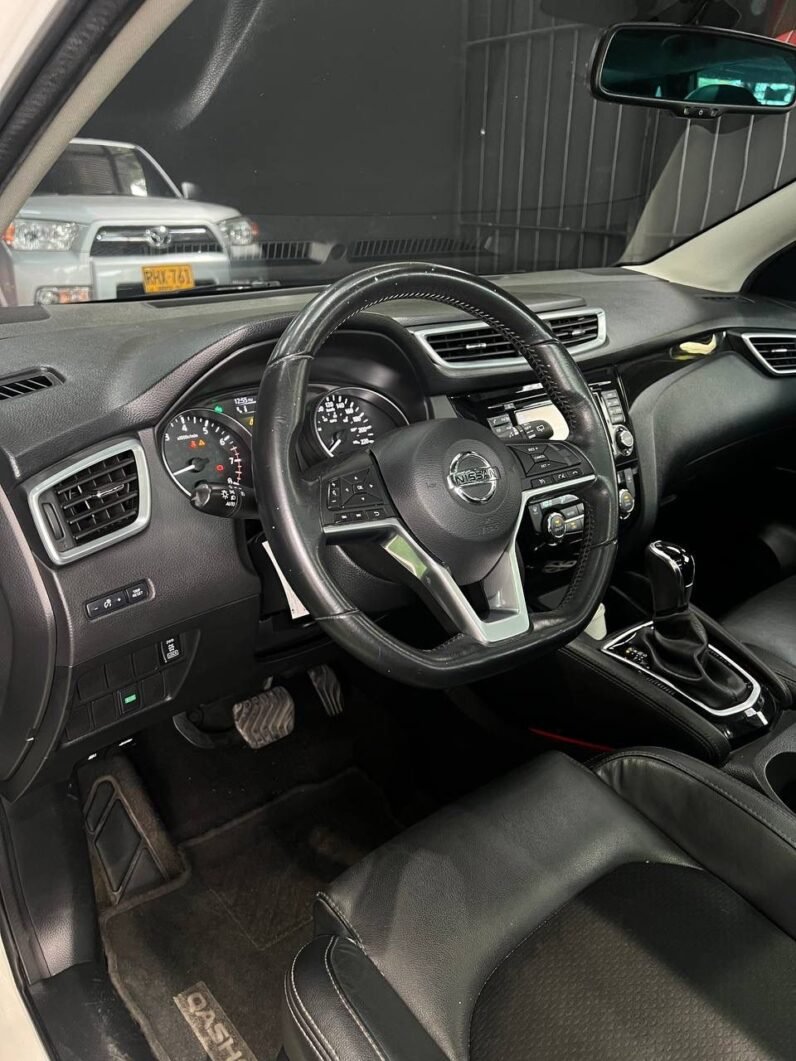 
								NISSAN QASHQAI EXCLUSIVE AT 4X4 2.0 GASOL full									